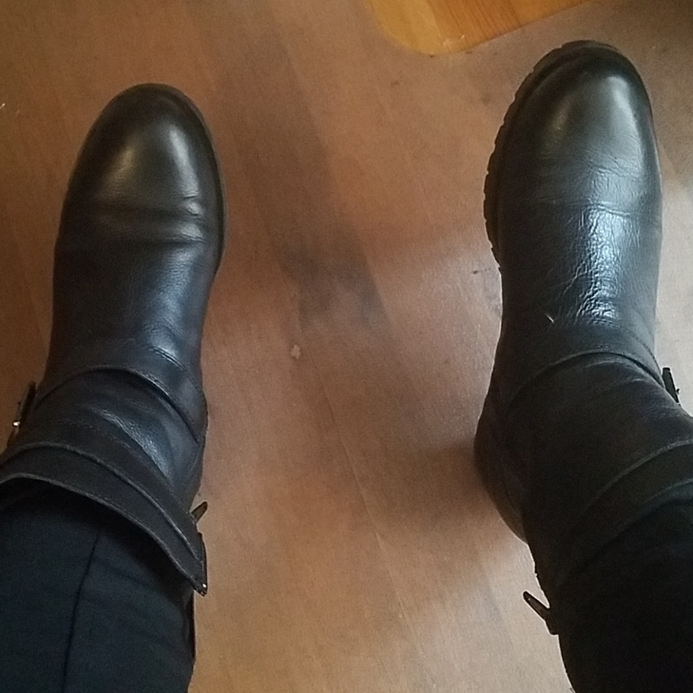 Nice black leather  combat boots.....GET THEM NOW